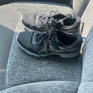 Asics Black and Gray Athletic Shoes with Modern Design